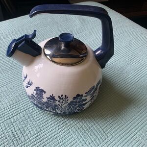 Heritage Mint Blue Willow‎ Enamelware Vintage Tea Kettle 2.5 Quart Made In Spain